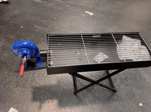 Holzkohlegrill mit manuellem